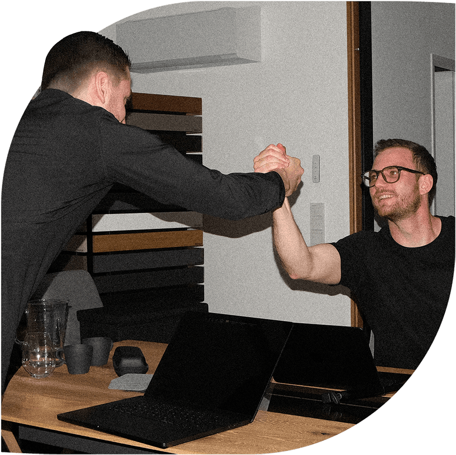Dualify Gründer geben sich die Hand