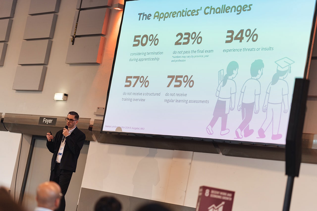 Kenan Morić präsentiert Dualify auf der Bühne des WSA Young Innovators 2025