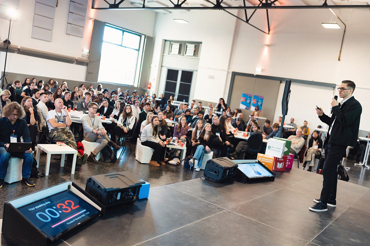 Kenan Morić präsentiert Dualify auf der Bühne des WSA Young Innovators 2025